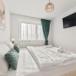 B-holiday Luxury Urban Plaza Apartment *