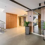 B-holiday Luxury Urban Plaza Apartment