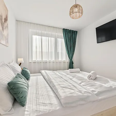 B-holiday Luxury Urban Plaza Apartament *