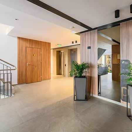 B-holiday Luxury Urban Plaza Apartament